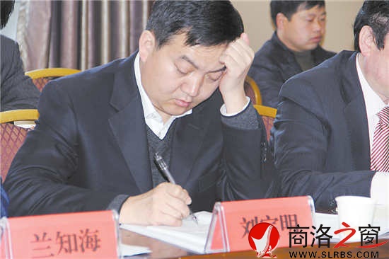 代表認(rèn)真研讀政府工作報(bào)告，反復(fù)推敲發(fā)言稿。        （記者 李 亮 攝）
