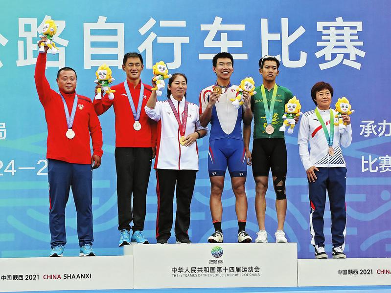 十四運(yùn)會(huì)公路自行車比賽男子個(gè)人賽決賽在雨中完賽