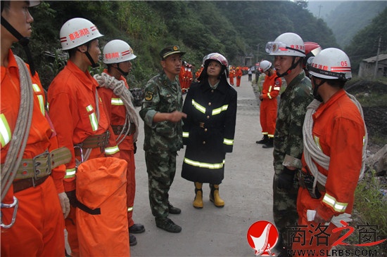 夜幕降臨，參與救援的武警戰(zhàn)士仍在接受任務(wù)。