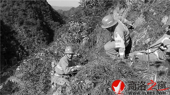 武警黃金五支隊的戰(zhàn)士攀爬上滑坡區(qū)左邊山體，實地檢查地質災害隱患