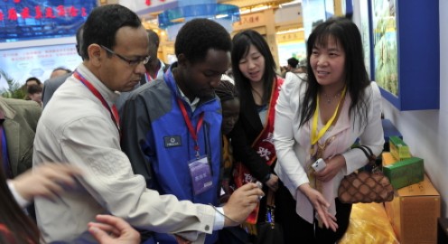 洛南西洽會(huì)展示產(chǎn)品受外國客商關(guān)注