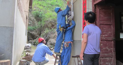 商洛供電局為群眾進行農(nóng)網(wǎng)改造升級工程