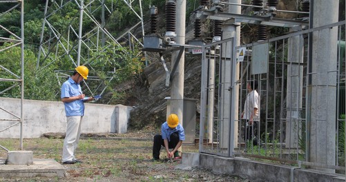 商洛氣象行政執(zhí)法大隊(duì)在鎮(zhèn)安開(kāi)展防雷專項(xiàng)執(zhí)法檢查