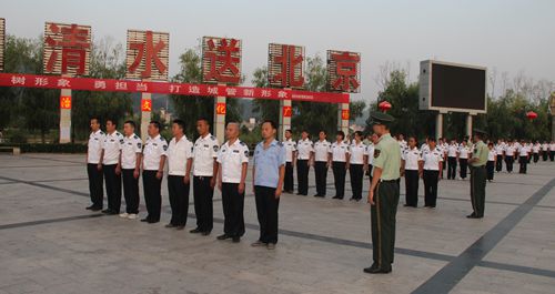 商洛城管監(jiān)察支隊(duì)在望江樓廣場(chǎng)進(jìn)行軍事化訓(xùn)練