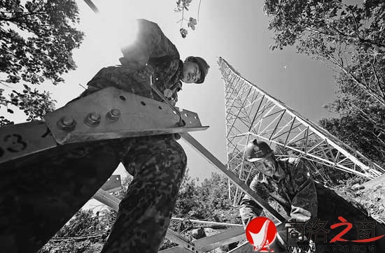 陜西送變電工程公司的施工人員在330千伏渭南豐塬變&mdash;商洛張村變輸電線路工程現(xiàn)場組裝塔材。任長征攝