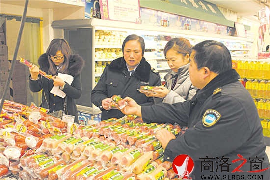 市食品藥品監(jiān)督管理局副局長、市食品藥品監(jiān)察支隊隊長趙宏俠帶隊在超市檢查食品安全。