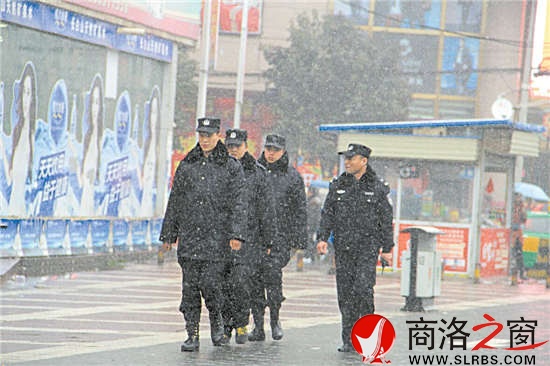 1月27日，雪花鋪天蓋地，葉宏仍帶領(lǐng)同事不畏嚴(yán)寒在車站一帶巡邏。