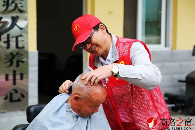 商洛國(guó)稅志愿者到敬老院慰問(wèn)孤寡老人