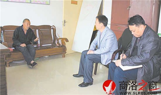 區(qū)委常委、紀委書記袁禮鋒接待來訪群眾