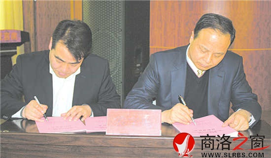 區(qū)委書記張盈安與鎮(zhèn)辦負責人簽訂黨風廉政目標責任書