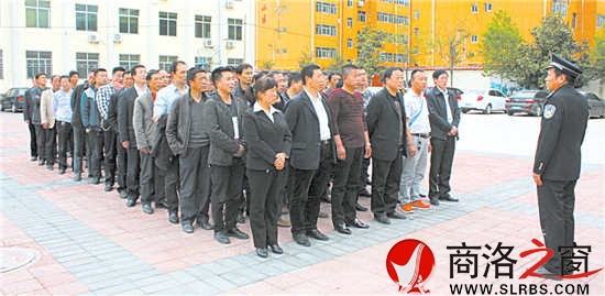 組織鎮(zhèn)辦部門領導干部和村（社區(qū)）干部到商州監(jiān)獄接受警示教育