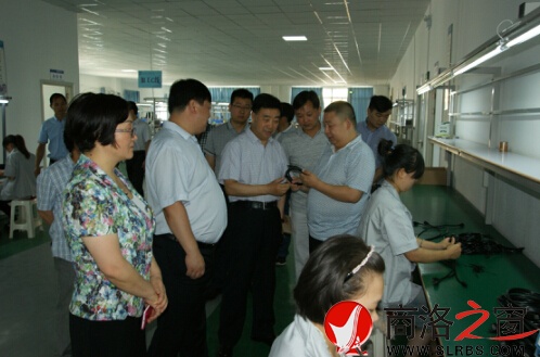 　　在縣委副書記、縣長崔華鋒和市縣財政部門的陪同下，張洪斌一行到神州實業(yè)電子科技產(chǎn)業(yè)園深入了解企業(yè)生產(chǎn)銷售發(fā)展情況