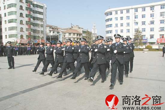近日，城關(guān)派出所開展民警大練兵，使全體民警以飽滿的精神投入到工作中。