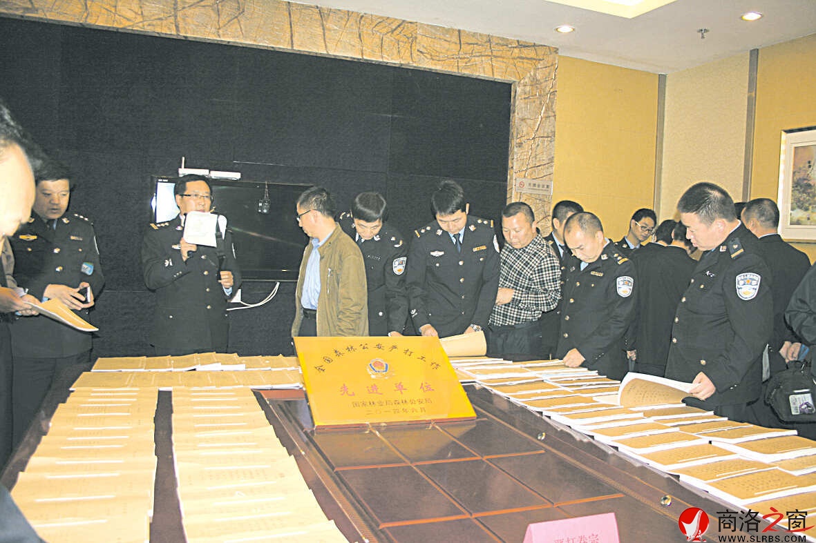 市林業(yè)局黨組成員、市森林公安局局長(zhǎng)、市森林防火指揮部辦公室主任劉剛向出席全省森林公安執(zhí)法辦案現(xiàn)場(chǎng)觀摩和執(zhí)法工作座談會(huì)代表介紹我市森林公安執(zhí)法辦案情況