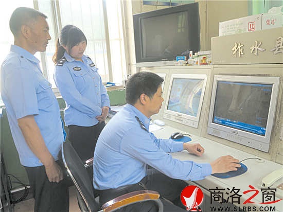 上班期間，蔡濤和民警必須目不轉(zhuǎn)睛地看著監(jiān)控，密切關(guān)注看押人員的動(dòng)向。