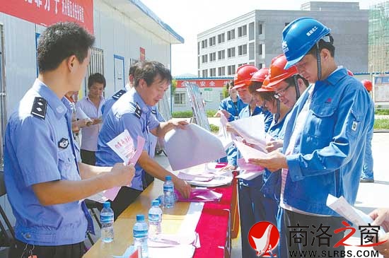 南榮祎帶領治安大隊民警到園區(qū)進行普法宣傳