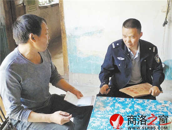 程曉明在巡邏過(guò)程中，每當(dāng)遇到小商小販時(shí)，都會(huì)停下來(lái)與他們閑聊，從而獲得一些有價(jià)值的信息。