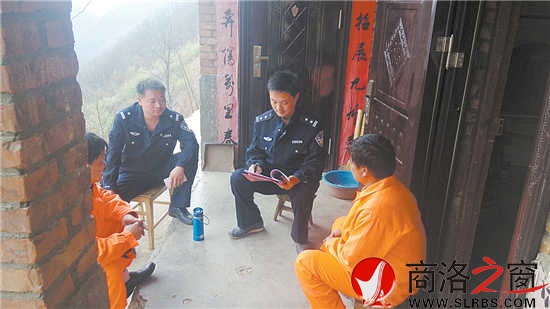 汪義軍在小嶺鎮(zhèn)陜銀礦民爆庫房與工作人員了解情況，進行安全檢查。