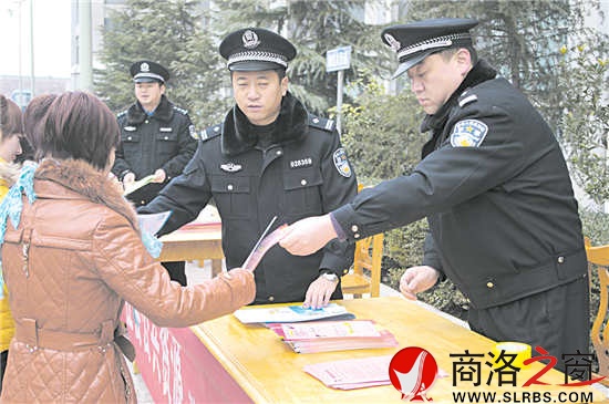 春節(jié)過后，趁著農(nóng)民工返鄉(xiāng)，鄭博與同事深入園區(qū)進(jìn)行普法宣傳。