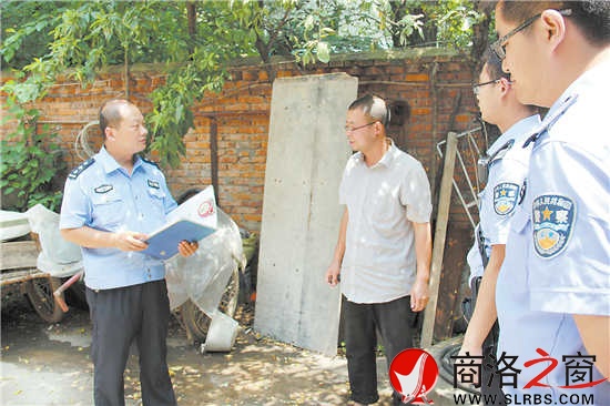 處理家庭、鄰里之間的矛盾糾紛成為薛向珺(左一)日常工作的重要內容。