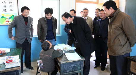 檢查礦山工作，看望醫(yī)護人員——張盈安入月河鄉(xiāng)視察