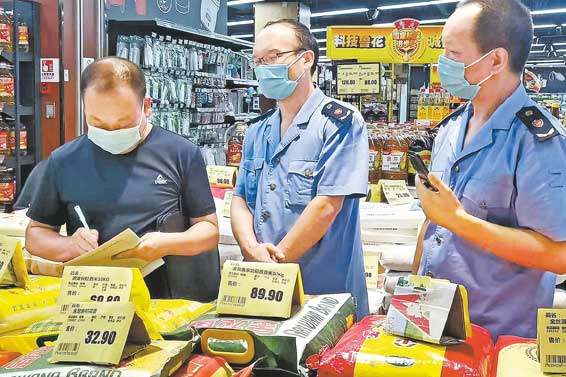 商南縣市場監(jiān)督管理局指導(dǎo)生活物資保障企業(yè)、應(yīng)急藥品保供藥店價(jià)格自律