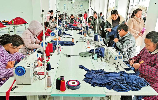 社區(qū)工廠務工忙