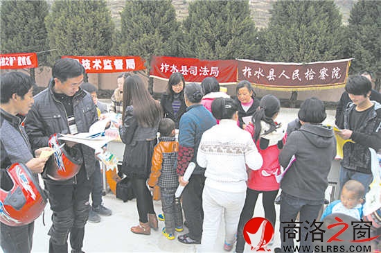 圖為柞水縣瓦房口鎮(zhèn)普法大集活動(dòng)現(xiàn)場(chǎng)