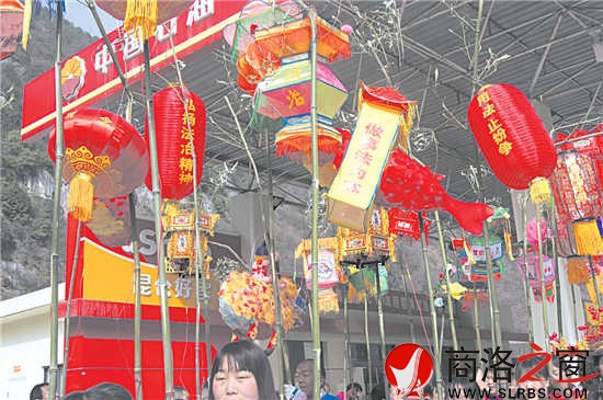 柞水縣將法治文化融入民俗文化活動(dòng)當(dāng)中，圖為慶元宵舞龍燈活動(dòng)現(xiàn)場(chǎng)。