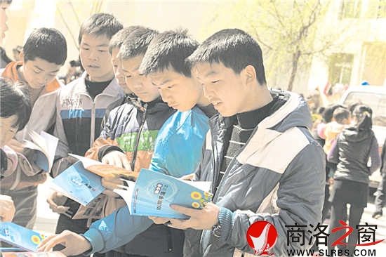 圖為送法進(jìn)柞水縣紅巖寺中學(xué)現(xiàn)場(chǎng)