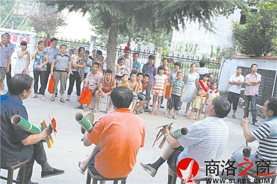 柞水縣率先在全省建立了以葉家灣為典范的法治文化大院，圖為葉家灣文化大院里的法治漁鼓表演現(xiàn)場(chǎng)。