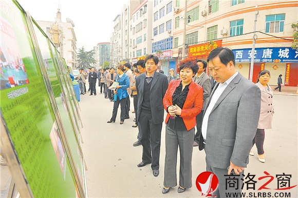 商南把陽光信訪的流程制成展板，巡回全縣進行宣傳。