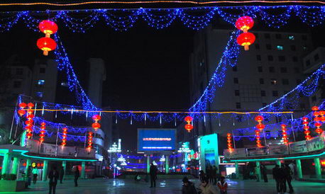 洛南春節(jié)前百余盞紅燈籠妝扮中心廣場(chǎng)