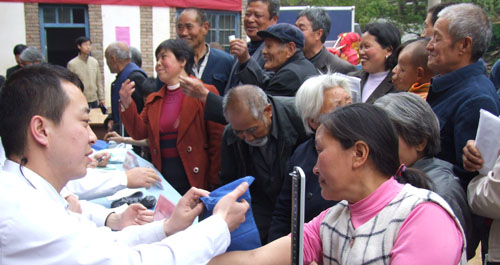 丹鳳政協(xié)組織進(jìn)行大棚蔬菜栽培管理活動