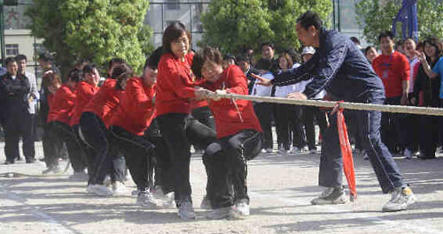 鎮(zhèn)安總工會主辦慶五一拔河比賽活動