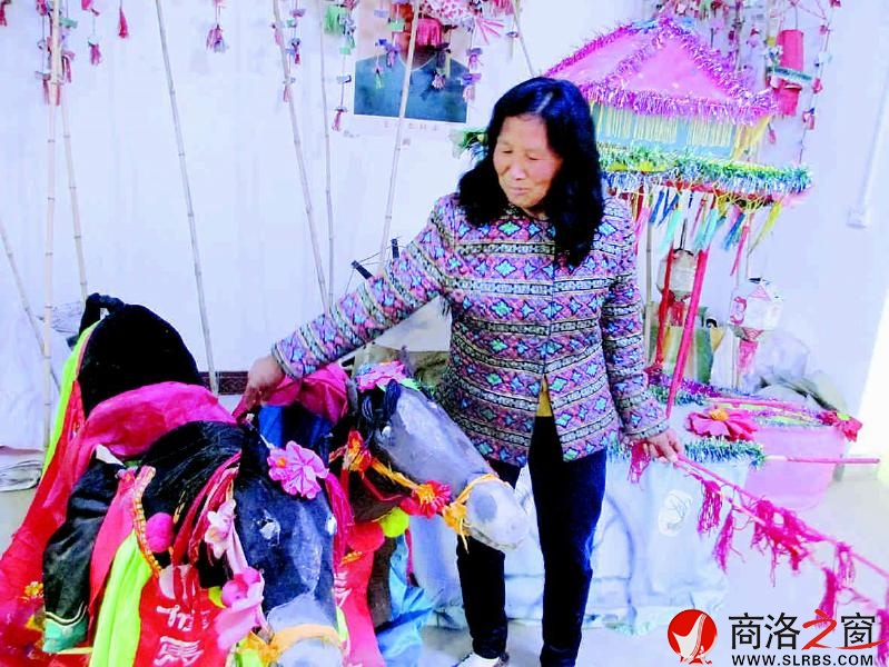 花鼓戲演出的各種器樂一應俱全，大都是自己用手做成。