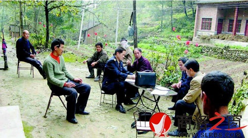 朱建志深入洛南縣為一起侵犯農(nóng)民工職業(yè)病健康權益的違法案件進行調查取證。