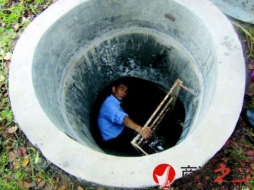 工作人員屈紀元要經(jīng)常下到井里采集水樣