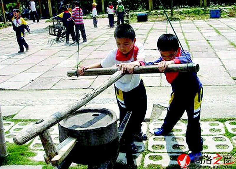 在城市的街區(qū)，石磨成了景觀。