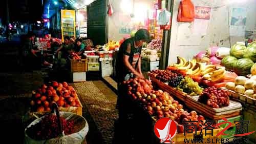 夜幕降臨，普通水果小店依然等待著顧客。