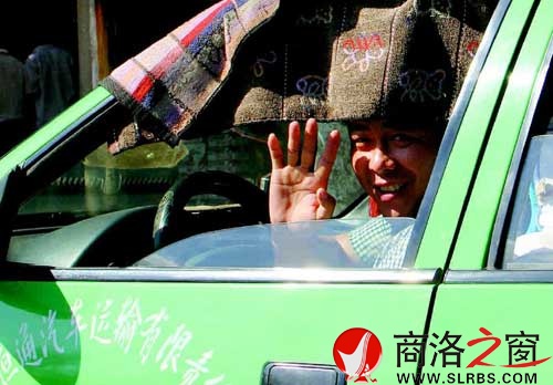 看到記者采訪，旁邊的出租車司機熱心地打了個招呼。