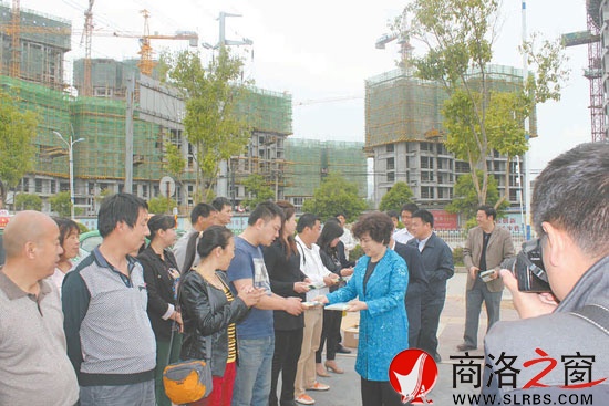 市委常委、宣傳部部長(zhǎng)劉淑慧為出租車(chē)駕駛員發(fā)放宣傳光碟