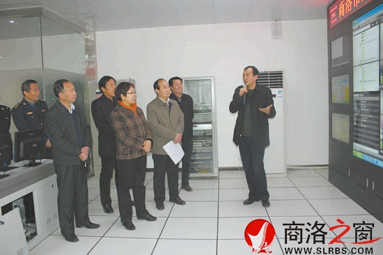 市長(zhǎng)陳俊、副市長(zhǎng)高健在信息中心檢查GPS動(dòng)態(tài)監(jiān)控運(yùn)行情況