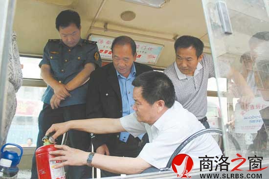 市交通運(yùn)輸局局長(zhǎng)周三啟檢查客運(yùn)車(chē)輛滅火器