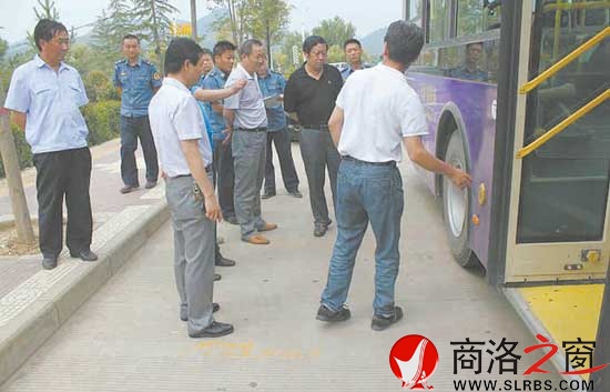 市交通運(yùn)輸局副局長(zhǎng)黃恒林帶領(lǐng)市運(yùn)管處檢查公交車(chē)輛安全