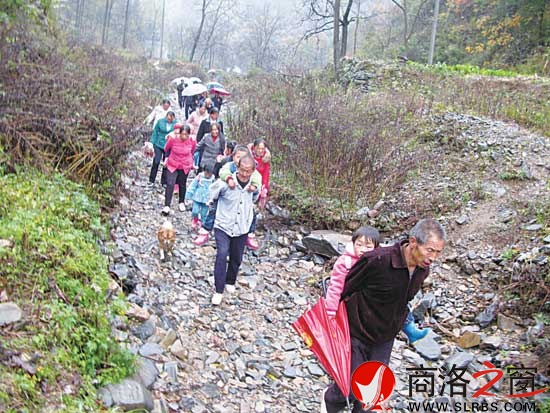 凹凸不平的小河溝是天橋3個(gè)組群眾接送孩子上學(xué)的必經(jīng)之路