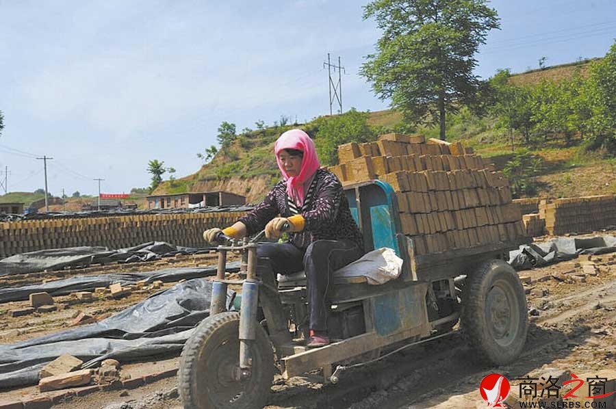 開拖拉機(jī)的&ldquo;女漢子&rdquo;