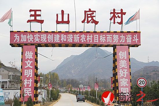 經(jīng)過(guò)全面普修，沙河子鎮(zhèn)王山底村的通村公路優(yōu)美整潔，成為一道亮麗風(fēng)景。