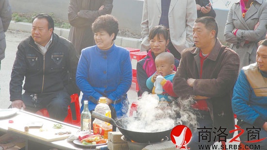 市委常委、宣傳部部長劉淑慧和村民一起接受農(nóng)家樂餐飲培訓(xùn)。