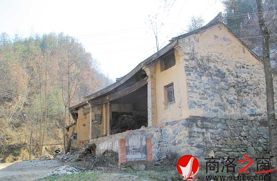 清光緒五年重修的戲樓已廢棄多年，默默的向人們證明著這里過(guò)去的繁華。